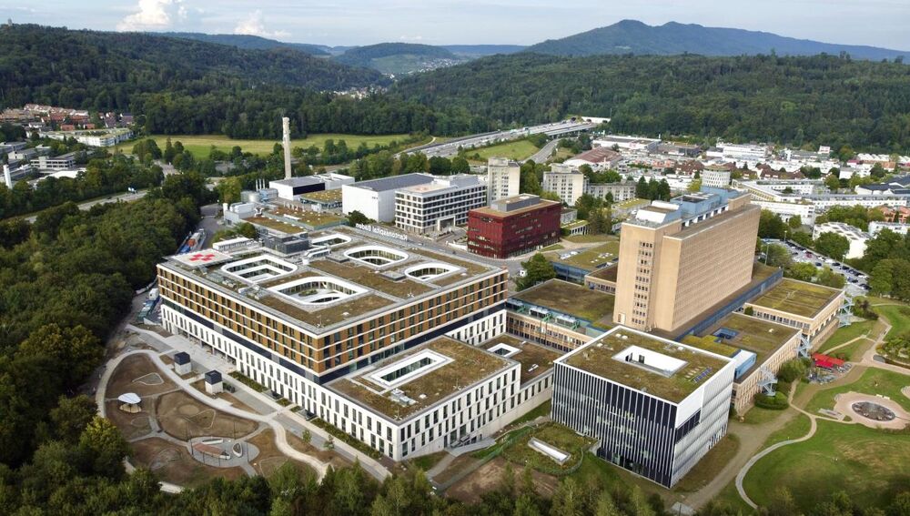 Kantonsspital Baden (KSB) 2025 in Baden-Dättwil, vor Hügelzug Baregg. (Foto: KSB)